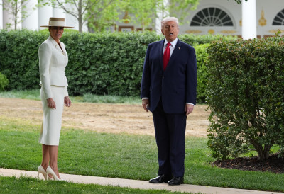 КО ВОЛИ, НЕК' ИЗВОЛИ Стејт департмент ће штампати ограничен број пасоша са ликом Трампа ПРЕДСЕДНИК МЕЂУ ПРИЛАГОЂЕНИМ УМЕТНИЧКИМ ДЕЛИМА