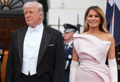 А ОНДА ЈЕ МЕЛАНИЈА УРАДИЛА ОВО! Камере снимиле непријатан тренутак између Доналда Трампа и прве даме током посете краља Чарса III ВИРАЛАН СНИМАК ОБИШАО СВЕТ (ВИДЕО)