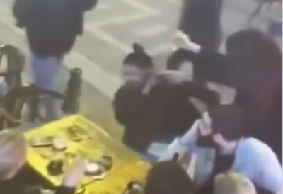 (УЗНЕМИРУЈУЋЕ) ДЕВОЈКУ ПОЛИЛА КОЛОЊСКОМ ВОДОМ И ЗАПАЛИЛА ЈЕ УСРЕД ЛОКАЛА Бруталан напад због љубоморе