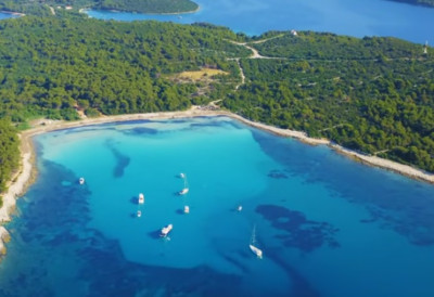 ЈАДРАНСКИ КАРИБИ НАДОХВАТ РУКЕ Ово је једна од најлепших плажа на свету, а налази се у комшилуку