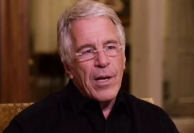 ЕПШТАЈН ИЗ ЗАТВОРА ВУКАО КОНЦЕ У БРИТАНСКОЈ ВЛАДИ Шокантни имејлови открили везу моћног политичара и девојчице (15) ТИНЕЈЏЕРКА У ДОМУ ЛОРДОВА