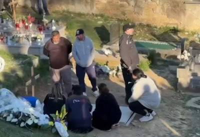 Језива сцена на гробљу ПОРОДИЦА ЧУЛА ЛУПАЊЕ ИЗ КОВЧЕГА ПА ХИТНО ОТВОРИЛИ ГРОБНИЦУ "Био је румен у лицу"