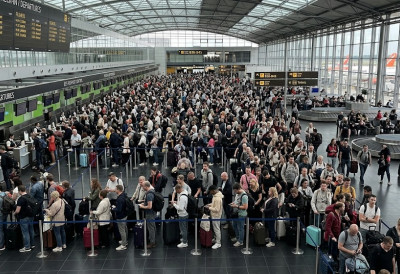 НОВИ ЕЕС СИСТЕМ ПРАВИ ПАКАО СРБИМА На аеродромима опште расуло, од чекања људима физички није добро ЕВО КАКО ДА НЕ ЗАКАСНИТЕ НА ЛЕТ