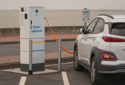 ПОРАСЛА ПРОДАЈА ЕЛЕКТРИЧНИХ АУТОМОБИЛА У ЕВРОПИ Скок од 51% због скупог горива и кризе на Блиском истоку