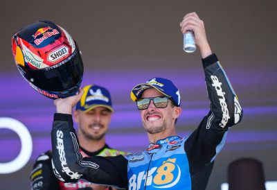 (ВИДЕО) ХАОС У ШПАНИЈИ НА ТРЦИ МОТО ГП-ИЈА: Алекс Маркез победио, док је старији брат Марк излетео са стазе