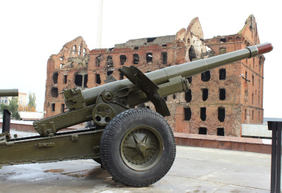 АРТИЉЕРИЈА ПОТПУНО ЗАКАЗАЛА Погинуо човек који је пунио топ током свечане паљбе ИЗНЕНАДА ОПАЛИО ДОК СУ ПРИПРЕМАЛИ ХИТАЦ