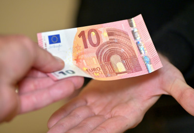 ЧАК 10.000 ОСОБА ДОБИЋЕ ПО 10 ЕВРА У КОВЕРТИ Ево коме следују и која је циљна група