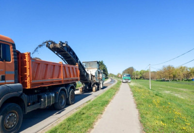 ПОЧЕЛА РЕХАБИЛИТАЦИЈА КОЛОВОЗА У АПАТИНУ,  УЛАЖЕ СЕ 40 МИЛИОНА Ради се од Бродоградилишта  до „Плаве руже“ ЕВО КАД ЋЕ РАДОВИ БИТИ ГОТОВИ