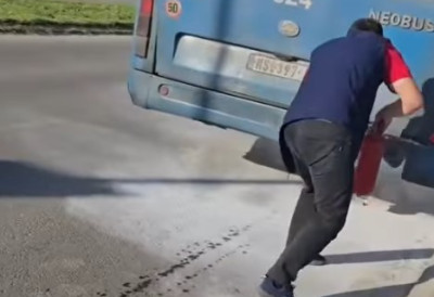 ОПЕТ ГОРЕО ГРАДСКИ АУТОБУС Брза реакција возача спречила већу штету ПУТНИЦИ БЕЗБЕДНИ (ВИДЕО)