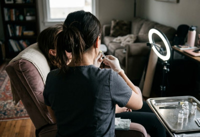 Пакао естетске хирургије код комшија ЛАЖНА ДОКТОРКА (23) НАВУКЛА ПАЦИЈЕНТЕ ЛУКСУЗНИМ ЖИВОТОМ Унаказила их за све паре !