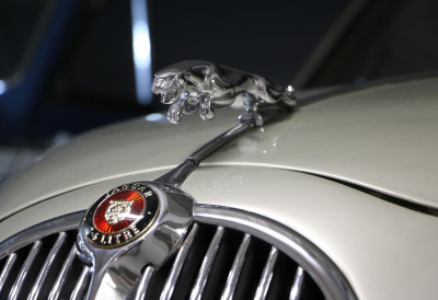 ЈАГУАР ПОВУКАО РАДИКАЛАН ПОТЕЗ Британска аутомобилска икона испраћа бензинце и дизелаше НОВ ЕЛЕКТРИЧНИ МОДЕЛ ПРЕЛАЗИ 700 КМ ИЗ ЦУГА