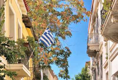 УКРАЈИНКА ПАЛА СА 4. СПРАТА У АТИНИ Преживела пад, задобила тешке повреде! Ухапшен њен супруг Рус