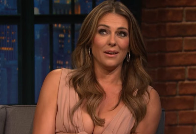 И ДАЉЕ "ПРОКЛЕТО САВРШЕНА" Елизабет Харли у топлесу у седмој деценији ФАНОВИ АПСОЛУТНО ОДУШЕВЉЕНИ (ФОТО)