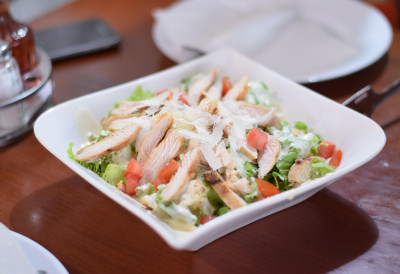 PILEĆA SALATA SA MAJONEZOM I CELEROM Jednostavan domaći obrok pun svežine i ukusa