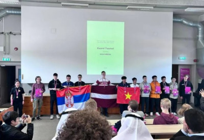 ГИМНАЗИЈАЛЦИ БРИЉИРАЛИ У ТАЛИНУ Освојили 4 злата на олимпијади из физике УКУПНО ПОБРАЛИ ЧАК 5 МЕДАЉА