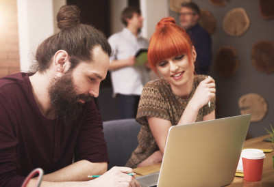 МИЛИОНИ МЛАДИХ БЕЖЕ ОД СИГУРНОГ ПОСЛА Граде сопствени пут где су сами себи шефови