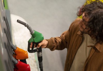 ИГРАТЕ СЕ СА ВАТРОМ Ево зашто вожња на резерви може да вас кошта ХИЉАДЕ ЕВРА