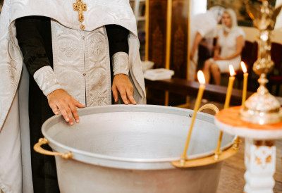 (ФОТО) КОЛУМБИЈАЦ СЕ КРСТИО У ПРАВОСЛАВНОЈ ЦРКВИ У МЕДЕЉИНУ, ПА ДОБИО ИМЕ ПОРФИРИЈЕ Свети чин се одиграо на Васкрс, слике говоре више од 1.000 речи