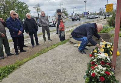 ДИСКОТЕКА КОНТРАСТ: 14 ГОДИНА КАСНИЈЕ, БОЛ И ДАЉЕ ТРАЈЕ „Нећемо их никад заборавити” – породица и представници Града положили цвеће на спомен-обележје