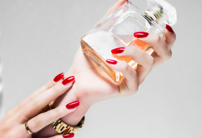 НАНЕЛИ СТЕ ПРЕВИШЕ ПАРФЕМА? Ево како да скинете мирис када крене да вас "гуши"