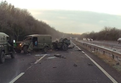 ЈЕЗИВА НЕСРЕЋА Више војника повређено након што је ЖЕНА ЗА ВОЛАНОМ “АУДИЈА“ ПРЕСЕКЛА ПУТ војном возилу ЛЕНД РОВЕР СЕ СТРАШНО ИСПРЕВРТАО (ВИДЕО)