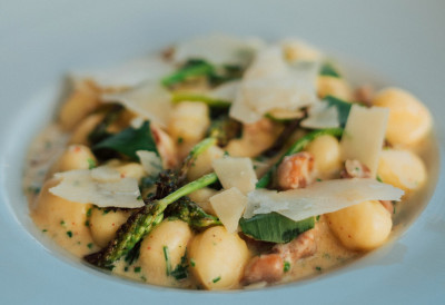 ЊОКЕ СА ГРЧКИМ ЈОГУРТОМ И БЕБИ СПАНАЋЕМ ПРАВЕ СЕ У ЈЕДНОМ ТИГАЊУ Треба вам пола сата за четири порције, а ово је рецепт