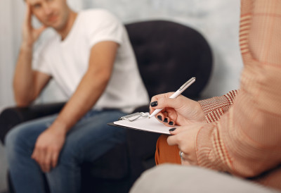 КО НАЈБРЖЕ САГОРЕВА НА ПОСЛУ? Психотерапија постала луксуз коју радници не могу да плате ТЕРАПИЈА СКУПЉА ОД МИНИМАЛЦА