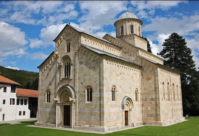 Високи Дечани: Бивши официр КФОР-а и 50 италијанских студената посетили манастир