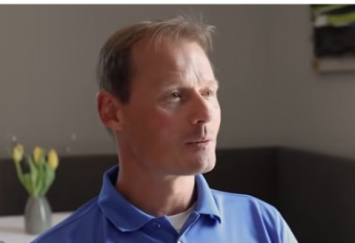 (ФОТО) Воз бацио ауто стотине метара! ЈЕЗИВ СНИМАК С МЕСТА УЖАСНЕ НЕСРЕЋЕ: Џип славног голмана Александера Манингера потпуно згужван