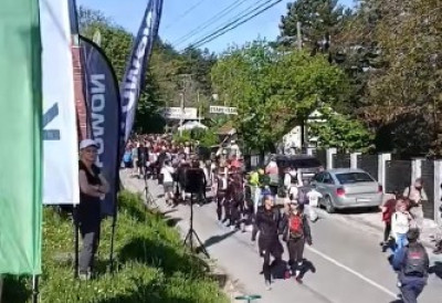 (ВИДЕО) СТАРТОВАО ТРАДИЦИОНАЛНИ 49. ФРУШКОГОРСКИ МАРАТОН: Манифестацију отворила Татјана Медвед, чланица Градског већа за спорт и омладину - Више од 10.000 учесника