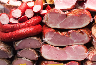 ИНСПЕКЦИЈА ОПУСТОШИЛА ТЕЗГЕ НА ПИЈАЦИ Заплењено више десетина килограма сухомеснатих производа