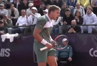 МЕЂЕДОВИЋ ПОБЕДИО ДЕ МИНОРА и прошао у четвртфинале АТП турнира у Барселони