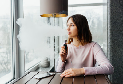 НОВА БОЛЕСТ „КОКИЦА“ КОСИ МЛАДЕ Ако користите ВЕЈП, одмах проверите ове симптоме