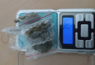 ПОЛИЦИЈА УХАПСИЛА ДВОЈИЦУ У ОБРЕНОВЦУ Пронађен кокаин, канабис и опрема за препакивање дроге