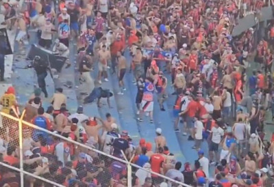 (ВИДЕО) ХОРОР СЦЕНЕ НА ДЕРБИЈУ У ПАРАГВАЈУ: Жесток сукоб навијача и полиције, сузавац, гумени меци, хапшења…