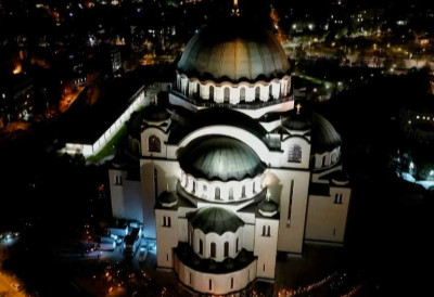 ЧУДО У ХРАМУ СВЕТОГ САВЕ У БЕОГРАДУ: Верницима подељен Благодатни огањ из Јерусалима