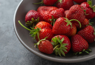 ЕВО КАКО ДА ОДАБЕРЕТЕ ДОБРЕ ЈАГОДЕ НА ПИЈАЦИ И У МАРКЕТУ Обавезно обратите пажњу на петељке, а у фрижидеру могу да стоје и до седам дана уз ове трикове