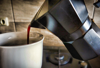 МОКА ДОБИЛА СВОЈ ДАН – И СВЕТ СЛАВИ РИТУАЛ ИСПИЈАЊA КАФE КАО НИКАД ДО САДА Како је један алуминијумски апарат постао културолошки симбол?