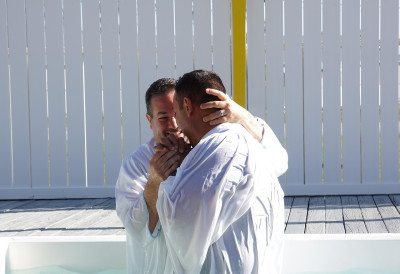 Желео да буде „нановорођен”, а завршио трагично МУШКАРАЦ СЕ УДАВИО У ДЕЧЈЕМ БАЗЕНУ ТОКОМ КРШТЕЊА – ОПТУЖЕНА ПАСТОРКА