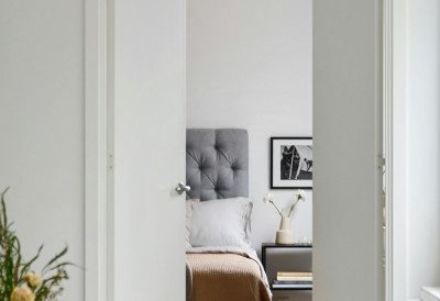 НЕ ПРИЗИВАЈТЕ НЕСРЕЋУ Једну ствар никако НЕМОЈТЕ да држите у КУХИЊИ, а пре спавања ОБАВЕЗНО затворите врата ОВЕ просторије! Постоји разлог, има везе с НОВЦЕМ