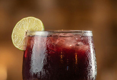 (ВИДЕО) УРНЕБЕСАН СНИМАК АМЕРИКАНАЦА Срби мешају ова два напитка деценијама, а они тек сада открили: "Нема журке на којој се није пио!"