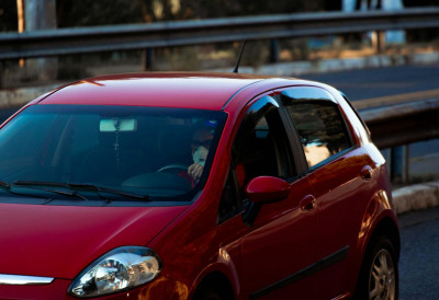 (ВИДЕО) "ВОЗАЧИ ПУНТА У 20 СЕКУНДИ" Снимак са паркинга у Новом Саду разбеснео возаче у коментарима- У првим секундама ће вам све бити јасно!
