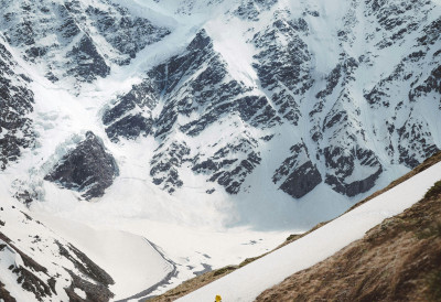 Snežno klizište se SURVALO na sedmoro planinara! DRAMA NA SIBIRSKIM PLANINSKIM VRHOVIMA Troje ZAROBLjENIH U LAVINI je preživelo, jedan preminuo