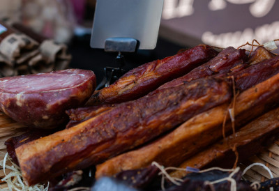 КУВАЋЕ СЕ ГУЛАШ, КАЧАМАК И СВАДБАРСКИ КУПУС Дођите на Шумадијске дане сувог меса