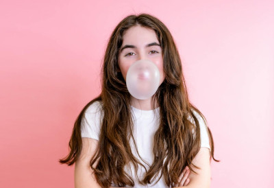 ТИНЕЈЏЕРКЕ ДАНИМА НИШТА НЕ ЈЕДУ, САМО ЖВАЋУ ЖВАКЕ Нови тренд са друштвених мрежа опасан по здравље! Српски педијатар открио СВЕ могуће компликације код младих