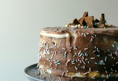 Слатка краљица трпезе! Домаћице сагласне: Ова ПОСНА ТОРТА је НАЈБОЉИ ИЗБОР ЗА ЂУРЂЕВДАН Рецепт као доказ да и БЕЗ ЈАЈА И МЛЕКА посластица може бити прави СЛАВСКИ ХИТ