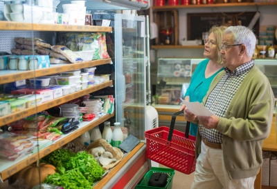 НОВЧАНИК НАЈВИШЕ ПРАЗНЕ ОВЕ ГРЕШКЕ ПРИ КУПОВИНИ Уз промену неколико НАВИКА фрижидер ће бити пунији, а трошкови знатно мањи
