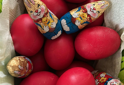 ПРЕЛЕПА ЦРВЕНА БОЈА на потпуно природан начин! Испробајте нешто ново ОФАРБАЈТЕ ЈАЈА МЛЕВЕНОМ ПАПРИКОМ Има само једна важна НАПОМЕНА