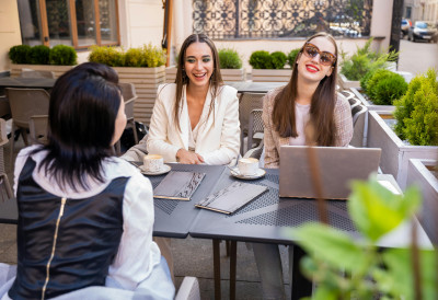 ДАЈУ И СТАН И АУТО САМО ДА СЕ УДАЈУ У овој европској земљи НА СВАКИХ 100 ЖЕНА ЊИХ 20 НЕ МОЖЕ ДА НАЂЕ МОМКА Летонија је земља с највећим недостатком мушкараца на свету!