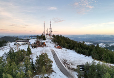 (ФОТО) СНЕГ И У МАЈУ, УМЕСТО УРАНКА МОЖЕ И СКИЈАЊЕ Забелеле се српске планине, ево где га има највише